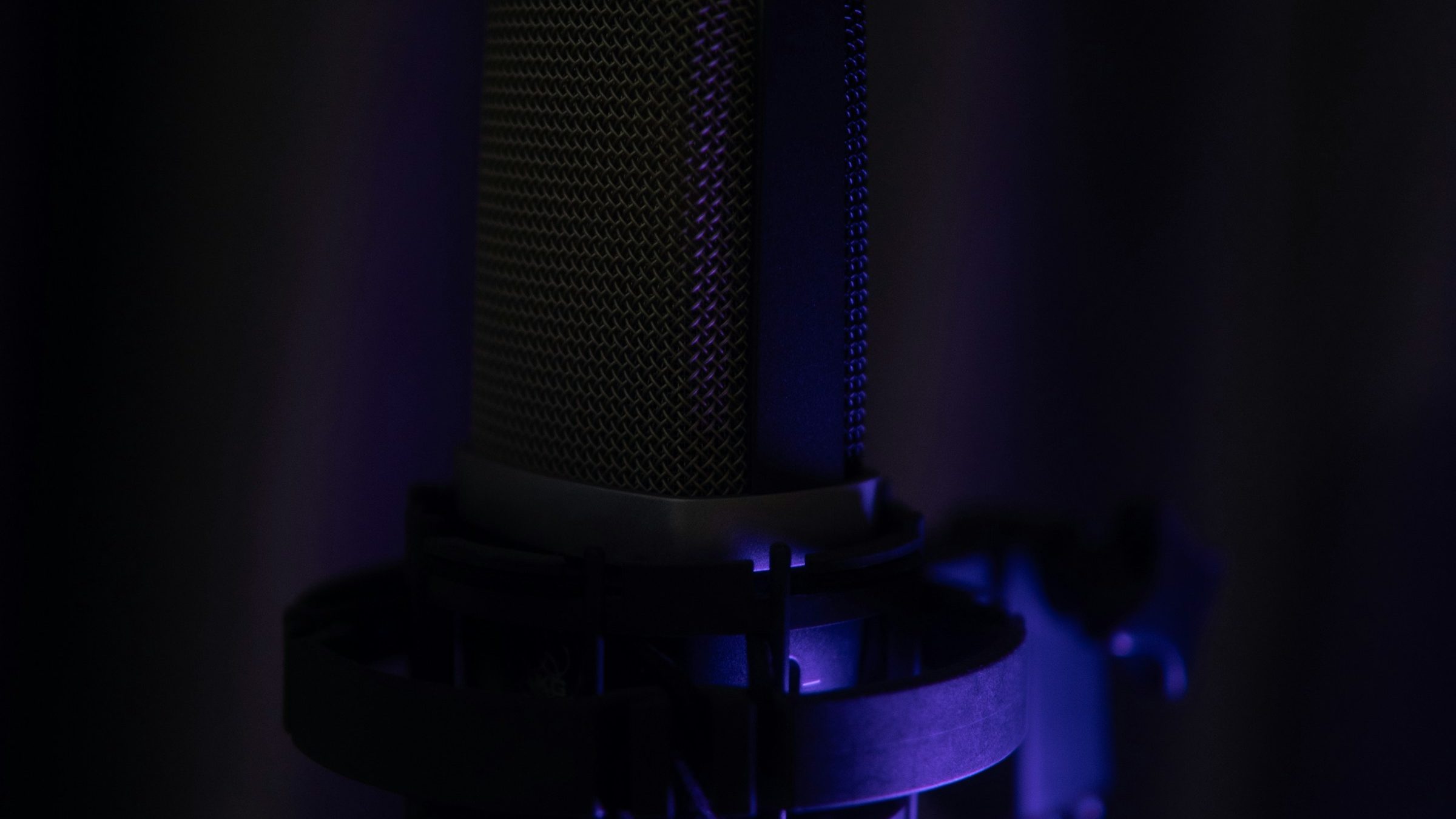 Microphone trong ánh sáng tím — ảnh minh họa